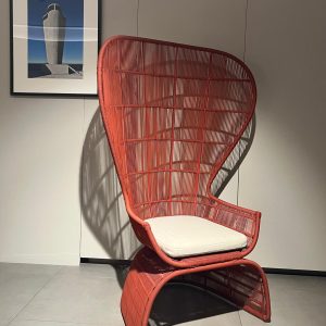 Fauteuil Crinoline Patricia Urquiola : fauteuil d’extérieur haut de gamme design contemporain par Patricia Urquiola pour B&B Italia. Structure en aluminium avec poudre polyester, tressage en polyéthylène ou fibre d’abaca naturelle et coussin d’assise en tissu. Dimensions L 102 cm x P 78/80 cm x H 156 cm pour une présence sculpturale et enveloppante. Les décorateurs d’intérieur, ensembliers, décorateurs et architecte apprécient son inspiration crinoline et son confort outdoor. Bel Œil expose ce fauteuil dans son showroom de Marseille, spécialiste du mobilier haut de gamme extérieur. Il sublime les terrasses et jardins de Nice, Cannes, Monaco, Marseille et Saint Tropez. Bel Œil, ensemblier et décorateur d’intérieur de référence, met en scène des créations qui allient poésie formelle et performance technique. Vous recherchez un fauteuil outdoor sculptural et confortable ? Le Fauteuil Crinoline Patricia Urquiola offre l’équilibre idéal entre design artistique, résistance aux intempéries et élégance intemporelle. Le tressage abaca apporte une texture naturelle noble tandis que la structure aluminium garantit durabilité et légèreté. Bel Œil accompagne vos projets à Marseille, Nice, Cannes, Monaco et Saint Tropez avec une sélection rigoureuse de mobilier haut de gamme outdoor. Architectes, décorateurs et particuliers font confiance à notre expertise pour des extérieurs d’exception. Découvrez ce modèle iconique avec Bel Œil, votre partenaire en design et art de vivre extérieur.