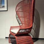 Fauteuil Crinoline Patricia Urquiola : ce fauteuil d’extérieur haut de gamme conçu par Patricia Urquiola pour B&B Italia est une pièce sculpturale et poétique. Inspiré des crinolines du XIXe siècle, il présente une structure en aluminium recouverte de poudre de polyester et un tressage raffiné en polyéthylène ou en fibre d’abaca naturelle. Le dossier haut et sinueux, agrémenté d’un délicat ornement floral, crée une silhouette enveloppante et théâtrale. Avec ses dimensions L 102 cm x P 78/80 cm x H 156 cm, ce fauteuil offre une présence majestueuse tout en restant léger et résistant aux intempéries. La version Clay avec tressage polyethylene et structure clay apporte une élégance contemporaine et une grande durabilité. Véritable objet de decoration haut de gamme, il séduit les décorateurs d’intérieur, ensembliers, décorateurs et architecte qui recherchent un fauteuil outdoor à la fois artistique, confortable et technique. Bel Œil, spécialiste du mobilier haut de gamme, le présente dans ses showrooms. Vous cherchez un fauteuil d’extérieur sculptural pour vos projets à Nice, Cannes, Monaco, Marseille ou Saint Tropez ? Le Fauteuil Crinoline Patricia Urquiola répond parfaitement aux exigences des réalisations d’art et de decoration haut de gamme en extérieur. Le tressage en abaca ou polyéthylène crée des transparences et des jeux d’ombre fascinants, tandis que la structure aluminium assure une longévité exceptionnelle. Le coussin d’assise en tissu ajoute un confort moelleux. Bel Œil accompagne architectes, décorateurs et particuliers dans leurs projets d’aménagement extérieur sophistiqués. Nous excellons en tant qu’ensemblier et décorateur d’intérieur pour créer des espaces de vie d’exception en plein air. Découvrez l’art du fauteuil outdoor design avec Bel Œil, votre référence à Marseille, Nice, Cannes, Monaco et Saint Tropez. Ce modèle B&B Italia incarne l’alliance parfaite entre la créativité audacieuse de Patricia Urquiola et le savoir-faire italien en mobilier d’extérieur. Sa forme sinueuse et son tressage artisanal en font un meuble signature pour les terrasses, jardins et bord de piscine les plus raffinés. Faites confiance à notre expertise en mobilier design haut de gamme, art de vivre et aménagement extérieur pour sublimer vos espaces avec une pièce unique et inoubliable.