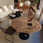 Table Saarinen Eero Knoll : table basse haut de gamme design iconique par Eero Saarinen pour Knoll depuis 1957. Plateau en marbre Emperador satiné diamètre 107 cm et hauteur 73 cm. Sa base sculpturale et organique en fait un meuble emblématique du modernisme. Les décorateurs d’intérieur, ensembliers, décorateurs et architecte apprécient son statut intemporel et son élégance sculpturale. Bel Œil expose cette table dans son showroom de Marseille, spécialiste du mobilier haut de gamme. Elle sublime les salons et espaces de vie de Nice, Cannes, Monaco, Marseille et Saint Tropez. Bel Œil, ensemblier et décorateur d’intérieur de référence, met en scène des créations qui allient héritage moderniste et raffinement contemporain. Vous recherchez une table basse en marbre Emperador ? La Table Saarinen Eero Knoll offre l’équilibre idéal entre présence généreuse, légèreté visuelle et finition noble. Le marbre satiné apporte profondeur et luminosité tandis que la base iconique crée un effet sculptural unique. Bel Œil accompagne vos projets à Marseille, Nice, Cannes, Monaco et Saint Tropez avec une sélection rigoureuse de mobilier haut de gamme. Architectes, décorateurs et particuliers font confiance à notre expertise pour des intérieurs d’exception. Découvrez ce modèle légendaire avec Bel Œil, votre partenaire en design et art de vivre.