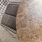 Table Saarinen Eero Knoll : icône du design haut de gamme des années 1950 signée Eero Saarinen pour Knoll. Table basse avec plateau marbre Emperador satiné et base sculpturale. Dimensions 107 x 73 H cm pour une présence équilibrée et lumineuse. Décorateurs d’intérieur, ensembliers, décorateurs et architecte la plébiscitent pour son statut intemporel et son design organique. Bel Œil à Marseille la met en valeur dans son showroom dédié au mobilier haut de gamme. Cette pièce embellit les intérieurs de Nice, Cannes, Monaco, Marseille et Saint Tropez. Bel Œil accompagne architectes, décorateurs et particuliers dans leurs projets de decoration sophistiquée. La Table Saarinen Eero Knoll offre une surface généreuse et une esthétique sculpturale unique. Découvrez chez Bel Œil l’héritage du design moderniste en tables haut de gamme. Nous sélectionnons les créations les plus raffinées pour une décoration haut de gamme. Faites appel à notre expertise en ensemblier et décorateur d’intérieur à Marseille. Nous intervenons à Nice, Cannes, Monaco et Saint Tropez. Cette table célèbre la rencontre entre innovation formelle et noblesse du marbre. Bel Œil, votre référence en mobilier design et art de vivre.