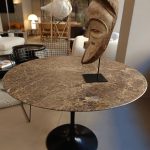 Table Saarinen Eero Knoll : cette table basse haut de gamme signée Eero Saarinen en 1957 pour Knoll est une véritable icône du design moderniste. Son plateau circulaire en marbre Emperador satiné révèle une beauté naturelle profonde avec des veines élégantes, tandis que sa base sculpturale en aluminium laqué crée une présence fluide et organique. Avec ses dimensions 107 x 73 H cm, elle offre une surface généreuse idéale pour un salon, une salle à manger ou un espace de réception. Le contraste entre la noblesse du marbre et la légèreté de la base en fait un meuble à la fois imposant et aérien. Véritable pièce de decoration haut de gamme, cette table attire les décorateurs d’intérieur, ensembliers, décorateurs et architecte qui recherchent un objet intemporel, sculptural et d’exception. Bel Œil, spécialiste du mobilier haut de gamme, la présente dans ses showrooms. Vous cherchez une table basse en marbre Emperador pour vos projets à Nice, Cannes, Monaco, Marseille ou Saint Tropez ? La Table Saarinen Eero Knoll répond parfaitement aux exigences des réalisations d’art et de decoration haut de gamme. Le marbre satiné apporte une luminosité douce et une texture raffinée, tandis que la base iconique en forme de tulipe reste l’une des signatures les plus reconnaissables du design du XXe siècle. Bel Œil accompagne architectes, décorateurs et particuliers dans leurs projets d’aménagement intérieur sophistiqués. Nous excellons en tant qu’ensemblier et décorateur d’intérieur pour créer des espaces de vie d’exception. Découvrez l’art de la table design avec Bel Œil, votre référence à Marseille, Nice, Cannes, Monaco et Saint Tropez. Ce modèle Knoll incarne l’alliance parfaite entre la vision visionnaire d’Eero Saarinen et le savoir-faire américain en mobilier haut de gamme. Sa forme organique et son plateau en marbre Emperador en font une table signature pour les intérieurs modernistes, contemporains ou mid-century les plus raffinés. Faites confiance à notre expertise en mobilier design haut de gamme, art de vivre et aménagement pour sublimer vos espaces avec une pièce chargée d’histoire et de modernité.