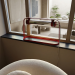 Lampe Astrup Normal Studio : lampe de table haut de gamme design contemporain par Normal Studio pour Sammode. Arche en aluminium laqué Marsala argent, module LED intégré 12 W 900 lm 2700 K avec variateur poussoir. Dimensions 60 x 16 x 35 cm et câble 4 mètres pour une grande polyvalence indoor & outdoor. Les décorateurs d’intérieur, ensembliers, décorateurs et architecte apprécient sa légèreté graphique et sa performance lumineuse modulable. Bel Œil expose cette lampe dans son showroom de Marseille, spécialiste du mobilier haut de gamme. Elle sublime les tables, bureaux et terrasses de Nice, Cannes, Monaco, Marseille et Saint Tropez. Bel Œil, ensemblier et décorateur d’intérieur de référence, met en scène des créations qui allient design épuré et technologie LED avancée. Vous recherchez une lampe de table design avec variateur ? La Lampe Astrup Normal Studio offre l’équilibre idéal entre esthétique sculpturale, confort visuel et durabilité extérieure. Le coloris Marsala argent apporte une élégance contemporaine tandis que le variateur permet une adaptation parfaite à chaque moment. Bel Œil accompagne vos projets à Marseille, Nice, Cannes, Monaco et Saint Tropez avec une sélection rigoureuse de luminaires haut de gamme. Architectes, décorateurs et particuliers font confiance à notre expertise pour des intérieurs et extérieurs d’exception. Découvrez ce modèle avec Bel Œil, votre partenaire en design et art de vivre.