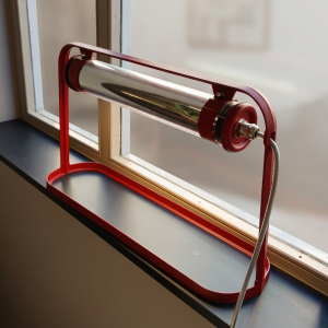 Lampe Astrup Normal Studio : cette lampe de table haut de gamme conçue par le studio Normal Studio pour la marque Sammode allie légèreté architecturale et performance lumineuse avancée. Son arche élégante en aluminium laqué dans le coloris Marsala argent accueille un tube LED intégré de dernière génération, offrant un éclairage puissant de 12 W et 900 lm en blanc chaud 2700 K. Dotée d’un bouton-variateur intuitif, elle permet de moduler l’intensité lumineuse selon les besoins, passant d’une ambiance douce pour un dîner en terrasse à un éclairage fonctionnel pour un bureau ou une bibliothèque. Avec ses dimensions longueur 60 cm, hauteur 35 cm et largeur 16 cm, ainsi qu’un câble de 4 mètres, cette lampe s’adapte parfaitement à de multiples usages, tant en intérieur qu’en extérieur grâce à sa conception résistante. Véritable objet de decoration haut de gamme, elle séduit les décorateurs d’intérieur, ensembliers, décorateurs et architecte qui recherchent un luminaire à la fois sculptural, technique et polyvalent. Bel Œil, spécialiste du mobilier haut de gamme, la présente dans ses showrooms. Vous cherchez une lampe de table design modulable pour vos projets à Nice, Cannes, Monaco, Marseille ou Saint Tropez ? La Lampe Astrup Normal Studio répond parfaitement aux exigences des réalisations d’art et de decoration haut de gamme. Son design graphique et minimaliste crée une présence aérienne et contemporaine, tandis que le coloris Marsala argent apporte une touche sophistiquée et intemporelle. Le module LED interchangeable assure une longévité exceptionnelle et une maintenance simplifiée. Bel Œil accompagne architectes, décorateurs et particuliers dans leurs projets d’aménagement intérieur et extérieur sophistiqués. Nous excellons en tant qu’ensemblier et décorateur d’intérieur pour créer des espaces de vie d’exception. Découvrez l’art de la lampe design avec Bel Œil, votre référence à Marseille, Nice, Cannes, Monaco et Saint Tropez. Ce modèle Sammode incarne l’alliance parfaite entre la vision créative de Normal Studio et le savoir-faire français en éclairage haut de gamme. Sa forme arquée et son éclairage modulable en font une lampe signature pour les tables, bureaux, terrasses et bibliothèques les plus raffinées. Faites confiance à notre expertise en mobilier design haut de gamme, art de vivre et aménagement pour sublimer vos espaces avec une pièce à la fois fonctionnelle et poétique.