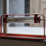 Lampe Astrup Normal Studio : lampe design haut de gamme par Normal Studio pour Sammode. Arche aluminium Marsala argent, module LED 12 W 900 lm avec variateur et usage intérieur/extérieur. Dimensions 60 x 16 x 35 cm pour une lampe polyvalente et élégante. Cette pièce iconique du design contemporain captive décorateurs d’intérieur, ensembliers, décorateurs et architecte par sa légèreté et sa fonctionnalité. Bel Œil à Marseille l’expose dans son showroom mobilier haut de gamme. Elle s’harmonise idéalement sur tables et bureaux de Nice, Cannes, Monaco, Marseille et Saint Tropez. Bel Œil, ensemblier et décorateur d’intérieur, guide vos projets de decoration sophistiquée. La Lampe Astrup Normal Studio allie art, lumière et raffinement avec grâce. Découvrez chez Bel Œil l’excellence Sammode. Nous proposons les plus belles créations pour une décoration haut de gamme. Architectes, décorateurs et particuliers font confiance à Bel Œil à Marseille. Nous rayonnons à Nice, Cannes, Monaco et Saint Tropez. Cette lampe incarne l’élégance graphique et la qualité technique. Bel Œil, votre partenaire pour un intérieur d’exception en art et mobilier design haut de gamme.