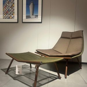 Fauteuil Laze Gordon Guillaumier : ce fauteuil lounge à dossier haut (Réf. 002) accompagné de son repose-pieds (Réf. 004) est une création haut de gamme signée Gordon Guillaumier pour la marque italienne Roda. Conçu pour un usage indoor & outdoor, il allie robustesse technique et élégance contemporaine. Sa structure en acier inoxydable tubulaire avec peinture poudre époxy couleur métal rust assure une excellente résistance aux intempéries, tandis que le cordage en polyester 7 mm couleur olive forme un tressage aérien et confortable. Les coussins en tissu Park coloris Taupe apportent une douceur raffinée et un confort moelleux. Avec ses dimensions de 95 cm de largeur, 90 cm de profondeur et 95 cm de hauteur totale (hauteur d’assise 37 cm), ce fauteuil lounge offre une présence généreuse et une assise enveloppante. Le repose-pieds de 95 x 60 x 37 cm complète parfaitement l’ensemble pour une détente absolue. Véritable pièce de decoration haut de gamme, ce fauteuil séduit les décorateurs d’intérieur, ensembliers, décorateurs et architecte qui recherchent un mobilier outdoor résistant, esthétique et durable. Bel Œil, spécialiste du mobilier haut de gamme, le présente dans ses showrooms. Vous cherchez un fauteuil lounge outdoor avec cordage olive pour vos projets à Nice, Cannes, Monaco, Marseille ou Saint Tropez ? Le Fauteuil Laze Gordon Guillaumier répond parfaitement aux exigences des réalisations d’art et de decoration haut de gamme en extérieur. Le cordage polyester olive crée une texture visuelle légère et respirante, tandis que la structure métal rust apporte un caractère industriel chic et intemporel. Bel Œil accompagne architectes, décorateurs et particuliers dans leurs projets d’aménagement extérieur sophistiqués. Nous excellons en tant qu’ensemblier et décorateur d’intérieur pour créer des espaces de vie d’exception en plein air. Découvrez l’art du fauteuil lounge design avec Bel Œil, votre référence à Marseille, Nice, Cannes, Monaco et Saint Tropez. Ce modèle Roda incarne l’alliance parfaite entre la vision créative de Gordon Guillaumier et le savoir-faire italien en mobilier outdoor haut de gamme. Sa forme généreuse, son cordage élégant et ses finitions premium en font une pièce signature pour les terrasses, jardins et bord de piscine les plus raffinés. Faites confiance à notre expertise en mobilier design haut de gamme, art de vivre et aménagement extérieur pour sublimer vos espaces avec une création à la fois confortable et esthétiquement remarquable.