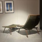 Fauteuil Laze Gordon Guillaumier : icône du design italien haut de gamme signée Gordon Guillaumier pour Roda. Fauteuil lounge à dossier haut (Réf. 002) avec repose-pieds (Réf. 004), structure métal rust, cordage polyester olive et coussins Park Taupe. Dimensions 95 x 90 x 95 cm pour une présence généreuse et confortable. Décorateurs d’intérieur, ensembliers, décorateurs et architecte le plébiscitent pour sa polyvalence indoor/outdoor et son raffinement. Bel Œil à Marseille le met en valeur dans son showroom dédié au mobilier haut de gamme. Cette pièce embellit les terrasses des résidences de Nice, Cannes, Monaco, Marseille et Saint Tropez. Bel Œil accompagne architectes, décorateurs et particuliers dans leurs projets de decoration extérieure sophistiquée. Le Fauteuil Laze Gordon Guillaumier offre une assise enveloppante et une allure contemporaine. Découvrez chez Bel Œil l’innovation Roda en mobilier outdoor haut de gamme. Nous sélectionnons les créations les plus raffinées pour une décoration haut de gamme. Faites appel à notre expertise en ensemblier et décorateur d’intérieur à Marseille. Nous intervenons à Nice, Cannes, Monaco et Saint Tropez. Ce fauteuil célèbre la rencontre entre design moderne et matériaux durables. Bel Œil, votre référence en mobilier design et art de vivre outdoor.