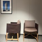 Fauteuil Giro Vincent Van Duysen : fauteuil club haut de gamme design contemporain par Vincent Van Duysen pour Kettal. Accoudoirs et dossier en corde chestnuts tressée, structure en teck naturel pour une résistance et une élégance exceptionnelles. Ce modèle indoor/outdoor offre un confort enveloppant et une esthétique chaleureuse. Les décorateurs d’intérieur, ensembliers, décorateurs et architecte apprécient sa polyvalence et son raffinement naturel. Bel Œil expose ce fauteuil dans son showroom de Marseille, spécialiste du mobilier haut de gamme. Il sublime les terrasses et salons de Nice, Cannes, Monaco, Marseille et Saint Tropez. Bel Œil, ensemblier et décorateur d’intérieur de référence, met en scène des créations qui allient matériaux nobles et design intemporel. Vous recherchez un fauteuil club en corde chestnuts élégant ? Le Fauteuil Giro Vincent Van Duysen offre l’équilibre idéal entre confort moelleux, durabilité extérieure et présence raffinée. Le tressage chestnuts crée une texture douce et graphique tandis que le teck naturel apporte authenticité et chaleur. Bel Œil accompagne vos projets à Marseille, Nice, Cannes, Monaco et Saint Tropez avec une sélection rigoureuse de mobilier haut de gamme. Architectes, décorateurs et particuliers font confiance à notre expertise pour des espaces d’exception. Découvrez ce modèle signature avec Bel Œil, votre partenaire en design et art de vivre.