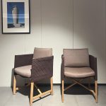 Fauteuil Giro Vincent Van Duysen : ce fauteuil haut de gamme conçu par Vincent Van Duysen pour Kettal incarne l’élégance naturelle et le raffinement contemporain pour l’intérieur et l’extérieur. Appartenant à la collection Giro, il se distingue par ses accoudoirs et son dossier en corde couleur chestnuts, tressée avec précision pour créer une texture visuelle riche et un confort enveloppant. La structure allie bois de teck de haute qualité et matériaux techniques résistants aux intempéries, offrant une durabilité exceptionnelle tout en conservant une esthétique chaleureuse et authentique. Véritable pièce de decoration haut de gamme, ce fauteuil club séduit les décorateurs d’intérieur, ensembliers, décorateurs et architecte qui recherchent un mobilier outdoor à la fois sophistiqué, confortable et intemporel. Bel Œil, spécialiste du mobilier haut de gamme, le présente dans ses showrooms. Vous cherchez un fauteuil club en corde chestnuts pour vos projets à Nice, Cannes, Monaco, Marseille ou Saint Tropez ? Le Fauteuil Giro Vincent Van Duysen répond parfaitement aux exigences des réalisations d’art et de decoration haut de gamme en extérieur comme en intérieur. Le tressage en corde chestnuts apporte une douceur tactile et une profondeur visuelle unique, tandis que le teck naturel développe une belle patine au fil du temps. La collection Giro, pensée pour franchir la frontière entre indoor et outdoor, combine avec harmonie différents matériaux nobles pour créer une ambiance chaleureuse et accueillante. Bel Œil accompagne architectes, décorateurs et particuliers dans leurs projets d’aménagement sophistiqués. Nous excellons en tant qu’ensemblier et décorateur d’intérieur pour créer des espaces de vie d’exception. Découvrez l’art du fauteuil design avec Bel Œil, votre référence à Marseille, Nice, Cannes, Monaco et Saint Tropez. Ce modèle Kettal incarne l’alliance parfaite entre la vision minimaliste et sensorielle de Vincent Van Duysen et le savoir-faire espagnol en matière de mobilier outdoor haut de gamme. Sa forme enveloppante et son tressage signature en font un meuble signature pour les terrasses, jardins et salons les plus raffinés. Faites confiance à notre expertise en mobilier design haut de gamme, art de vivre et aménagement pour sublimer vos espaces avec une pièce à la fois naturelle et luxueuse.