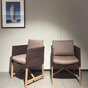 Fauteuil Giro Vincent Van Duysen : ce fauteuil haut de gamme conçu par Vincent Van Duysen pour Kettal incarne l’élégance naturelle et le raffinement contemporain pour l’intérieur et l’extérieur. Appartenant à la collection Giro, il se distingue par ses accoudoirs et son dossier en corde couleur chestnuts, tressée avec précision pour créer une texture visuelle riche et un confort enveloppant. La structure allie bois de teck de haute qualité et matériaux techniques résistants aux intempéries, offrant une durabilité exceptionnelle tout en conservant une esthétique chaleureuse et authentique. Véritable pièce de decoration haut de gamme, ce fauteuil club séduit les décorateurs d’intérieur, ensembliers, décorateurs et architecte qui recherchent un mobilier outdoor à la fois sophistiqué, confortable et intemporel. Bel Œil, spécialiste du mobilier haut de gamme, le présente dans ses showrooms. Vous cherchez un fauteuil club en corde chestnuts pour vos projets à Nice, Cannes, Monaco, Marseille ou Saint Tropez ? Le Fauteuil Giro Vincent Van Duysen répond parfaitement aux exigences des réalisations d’art et de decoration haut de gamme en extérieur comme en intérieur. Le tressage en corde chestnuts apporte une douceur tactile et une profondeur visuelle unique, tandis que le teck naturel développe une belle patine au fil du temps. La collection Giro, pensée pour franchir la frontière entre indoor et outdoor, combine avec harmonie différents matériaux nobles pour créer une ambiance chaleureuse et accueillante. Bel Œil accompagne architectes, décorateurs et particuliers dans leurs projets d’aménagement sophistiqués. Nous excellons en tant qu’ensemblier et décorateur d’intérieur pour créer des espaces de vie d’exception. Découvrez l’art du fauteuil design avec Bel Œil, votre référence à Marseille, Nice, Cannes, Monaco et Saint Tropez. Ce modèle Kettal incarne l’alliance parfaite entre la vision minimaliste et sensorielle de Vincent Van Duysen et le savoir-faire espagnol en matière de mobilier outdoor haut de gamme. Sa forme enveloppante et son tressage signature en font un meuble signature pour les terrasses, jardins et salons les plus raffinés. Faites confiance à notre expertise en mobilier design haut de gamme, art de vivre et aménagement pour sublimer vos espaces avec une pièce à la fois naturelle et luxueuse.
