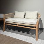 Canapé Kilt Marcello Ziliani : canapé haut de gamme design contemporain par Marcello Ziliani. Structure en teck naturel, tressage corde ronde couleur sable et coussins en tissu Soft Ivoire. Dimensions 130 x 76 x 38 / 66,5 H cm pour une présence équilibrée et confortable. Les décorateurs d’intérieur, ensembliers, décorateurs et architecte apprécient sa résistance extérieure et son esthétique naturelle. Bel Œil expose ce canapé dans son showroom de Marseille, spécialiste du mobilier haut de gamme outdoor. Il sublime les terrasses et jardins de Nice, Cannes, Monaco, Marseille et Saint Tropez. Bel Œil, ensemblier et décorateur d’intérieur de référence, met en scène des créations qui allient matériaux nobles et confort moderne. Vous recherchez un canapé outdoor en teck et corde sable ? Le Canapé Kilt Marcello Ziliani offre l’équilibre idéal entre élégance naturelle, durabilité et confort moelleux. Le teck naturel et la corde ronde créent une texture riche tandis que les coussins Soft Ivoire apportent douceur et luminosité. Bel Œil accompagne vos projets à Marseille, Nice, Cannes, Monaco et Saint Tropez avec une sélection rigoureuse de mobilier haut de gamme. Architectes, décorateurs et particuliers font confiance à notre expertise pour des extérieurs d’exception. Découvrez ce modèle chaleureux avec Bel Œil, votre partenaire en design et art de vivre extérieur.