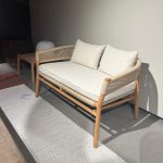 Canapé Kilt Marcello Ziliani : ce canapé haut de gamme signé Marcello Ziliani allie l’élégance naturelle du teck et la douceur raffinée d’une corde ronde couleur sable. Sa structure en teck naturel apporte une chaleur authentique et une grande résistance aux intempéries, tandis que le tressage de corde ronde sable crée une texture visuelle légère et aérienne. Les coussins d’assise et de dossier en tissu Soft couleur Ivoire offrent un confort moelleux et une touche lumineuse. Avec ses dimensions 130 x 76 x 38 / 66,5 H cm, ce canapé trouve sa place idéalement sur une terrasse, au bord d’une piscine ou dans un jardin contemporain. Véritable pièce de decoration haut de gamme, il séduit les décorateurs d’intérieur, ensembliers, décorateurs et architecte qui recherchent un canapé outdoor à la fois chaleureux, résistant et esthétiquement raffiné. Bel Œil, spécialiste du mobilier haut de gamme, le présente dans ses showrooms. Vous cherchez un canapé en teck et corde pour vos projets à Nice, Cannes, Monaco, Marseille ou Saint Tropez ? Le Canapé Kilt Marcello Ziliani répond parfaitement aux exigences des réalisations d’art et de decoration haut de gamme en extérieur. Le teck naturel développe une belle patine au fil du temps tandis que la corde ronde sable apporte légèreté et modernité. Les coussins Soft Ivoire ajoutent une douceur invitante et un confort généreux. Bel Œil accompagne architectes, décorateurs et particuliers dans leurs projets d’aménagement extérieur sophistiqués. Nous excellons en tant qu’ensemblier et décorateur d’intérieur pour créer des espaces de vie d’exception en plein air. Découvrez l’art du canapé outdoor design avec Bel Œil, votre référence à Marseille, Nice, Cannes, Monaco et Saint Tropez. Ce modèle incarne l’alliance parfaite entre le savoir-faire italien et les matériaux nobles naturels. Sa silhouette équilibrée et son mélange de textures en font un meuble signature pour les terrasses les plus élégantes. Faites confiance à notre expertise en mobilier design haut de gamme, art de vivre et aménagement extérieur pour sublimer vos espaces avec une pièce à la fois chaleureuse et raffinée.