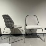 Chaise Crinoline Patricia Urquiola : cette chaise d’extérieur haut de gamme conçue par Patricia Urquiola pour B&B Italia est une véritable sculpture fonctionnelle. Sa structure en aluminium tourterelle est recouverte d’une poudre de polyester résistante aux intempéries, tandis que le siège est réalisé en fibre de polyéthylène tissée main dans un élégant ton tourterelle. Avec ses dimensions L 61 cm x P 57 cm x H 80 cm, elle offre une assise confortable et une silhouette enveloppante aux courbes douces et organiques. Le tressage tridimensionnel crée un effet visuel léger et aérien tout en garantissant une excellente ventilation. Véritable pièce de decoration haut de gamme, cette chaise séduit les décorateurs d’intérieur, ensembliers, décorateurs et architecte qui recherchent un mobilier outdoor à la fois poétique, résistant et raffiné. Bel Œil, spécialiste du mobilier haut de gamme, la présente dans ses showrooms. Vous cherchez une chaise d’extérieur élégante et sculpturale pour vos projets à Nice, Cannes, Monaco, Marseille ou Saint Tropez ? La Chaise Crinoline Patricia Urquiola répond parfaitement aux exigences des réalisations d’art et de decoration haut de gamme en extérieur. Son design inspiré des crinolines anciennes revisité de manière contemporaine offre un mélange unique de douceur et de modernité. Le tressage en fibre de polyéthylène tourterelle apporte une texture riche et une grande durabilité face au soleil, à l’humidité et au sel marin. Bel Œil accompagne architectes, décorateurs et particuliers dans leurs projets d’aménagement extérieur sophistiqués. Nous excellons en tant qu’ensemblier et décorateur d’intérieur pour créer des espaces de vie d’exception en plein air. Découvrez l’art de la chaise outdoor design avec Bel Œil, votre référence à Marseille, Nice, Cannes, Monaco et Saint Tropez. Ce modèle B&B Italia incarne l’alliance parfaite entre la créativité audacieuse de Patricia Urquiola et le savoir-faire italien en mobilier d’extérieur. Sa forme sinueuse et son tressage artisanal en font une chaise signature pour les terrasses, jardins et bord de piscine les plus raffinés. Faites confiance à notre expertise en mobilier design haut de gamme, art de vivre et aménagement extérieur pour sublimer vos espaces avec une pièce unique et inoubliable.