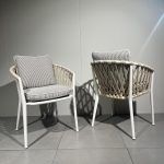 Chaises Erica Antonio Citterio : ces chaises haut de gamme signées Antonio Citterio pour B&B Italia allient légèreté visuelle et grand confort. Leur structure est réalisée en corde beige-blanc crème tressée avec précision, créant une texture raffinée et respirante. Les coussins en tissu Elisir apportent une douceur moelleuse et une élégance discrète. Disponibles en version haute avec accoudoirs, elles offrent un maintien parfait et une présence sophistiquée. Avec leurs dimensions 61 x 60 x 45 / 75 H cm, elles s’intègrent harmonieusement autour d’une table de salle à manger ou dans un espace lounge. Véritable pièce de decoration haut de gamme, ces chaises séduisent les décorateurs d’intérieur, ensembliers, décorateurs et architecte qui recherchent un mobilier à la fois léger, résistant et esthétiquement abouti. Bel Œil, spécialiste du mobilier haut de gamme, les présente dans ses showrooms. Vous cherchez des chaises avec corde beige-blanc crème pour vos projets à Nice, Cannes, Monaco, Marseille ou Saint Tropez ? Les Chaises Erica Antonio Citterio répondent parfaitement aux exigences des réalisations d’art et de decoration haut de gamme. Le tressage en corde beige-blanc crème crée un jeu de lumière subtil et une sensation de légèreté, tandis que les coussins Elisir ajoutent un confort enveloppant et une touche de raffinement. Bel Œil accompagne architectes, décorateurs et particuliers dans leurs projets d’aménagement intérieur sophistiqués. Nous excellons en tant qu’ensemblier et décorateur d’intérieur pour créer des espaces de vie d’exception. Découvrez l’art de la chaise design avec Bel Œil, votre référence à Marseille, Nice, Cannes, Monaco et Saint Tropez. Ce modèle B&B Italia incarne l’alliance parfaite entre la vision épurée d’Antonio Citterio et le savoir-faire italien en tressage et finition. Sa silhouette aérienne et son confort généreux en font une chaise signature pour les intérieurs contemporains les plus raffinés. Faites confiance à notre expertise en mobilier design haut de gamme, art de vivre et aménagement pour sublimer vos salles à manger avec des pièces à la fois légères et hautement confortables.