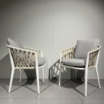 Chaises Erica Antonio Citterio : chaises haut de gamme design contemporain par Antonio Citterio pour B&B Italia. Structure en corde beige-blanc crème tressée, coussins tissu Elisir et version haute avec accoudoirs. Dimensions 61 x 60 x 45 / 75 H cm pour une assise équilibrée et élégante. Les décorateurs d’intérieur, ensembliers, décorateurs et architecte apprécient leur légèreté visuelle et leur confort raffiné. Bel Œil expose ces chaises dans son showroom de Marseille, spécialiste du mobilier haut de gamme. Elles subliment les salles à manger et espaces de vie de Nice, Cannes, Monaco, Marseille et Saint Tropez. Bel Œil, ensemblier et décorateur d’intérieur de référence, met en scène des créations qui allient finesse du tressage et sophistication italienne. Vous recherchez des chaises hautes avec corde beige-blanc crème ? Les Chaises Erica Antonio Citterio offrent l’équilibre idéal entre design épuré, texture tactile et confort moelleux. La corde beige-blanc crème apporte luminosité et modernité tandis que les coussins Elisir ajoutent une touche chaleureuse. Bel Œil accompagne vos projets à Marseille, Nice, Cannes, Monaco et Saint Tropez avec une sélection rigoureuse de mobilier haut de gamme. Architectes, décorateurs et particuliers font confiance à notre expertise pour des intérieurs d’exception. Découvrez ce modèle avec Bel Œil, votre partenaire en design et art de vivre.