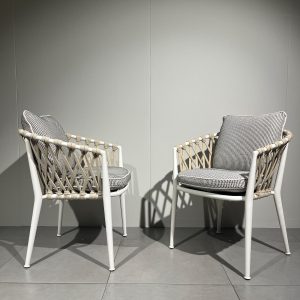 Chaises Erica Antonio Citterio : chaises haut de gamme design contemporain par Antonio Citterio pour B&B Italia. Structure en corde beige-blanc crème tressée, coussins tissu Elisir et version haute avec accoudoirs. Dimensions 61 x 60 x 45 / 75 H cm pour une assise équilibrée et élégante. Les décorateurs d’intérieur, ensembliers, décorateurs et architecte apprécient leur légèreté visuelle et leur confort raffiné. Bel Œil expose ces chaises dans son showroom de Marseille, spécialiste du mobilier haut de gamme. Elles subliment les salles à manger et espaces de vie de Nice, Cannes, Monaco, Marseille et Saint Tropez. Bel Œil, ensemblier et décorateur d’intérieur de référence, met en scène des créations qui allient finesse du tressage et sophistication italienne. Vous recherchez des chaises hautes avec corde beige-blanc crème ? Les Chaises Erica Antonio Citterio offrent l’équilibre idéal entre design épuré, texture tactile et confort moelleux. La corde beige-blanc crème apporte luminosité et modernité tandis que les coussins Elisir ajoutent une touche chaleureuse. Bel Œil accompagne vos projets à Marseille, Nice, Cannes, Monaco et Saint Tropez avec une sélection rigoureuse de mobilier haut de gamme. Architectes, décorateurs et particuliers font confiance à notre expertise pour des intérieurs d’exception. Découvrez ce modèle avec Bel Œil, votre partenaire en design et art de vivre.