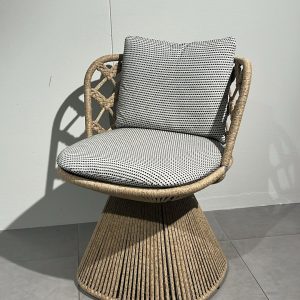 Chaise Flair O' Outdoor Monica Armani : chaise haut de gamme design contemporain par Monica Armani pour B&B Italia. Structure en tubes d’aluminium, tressage polypropylène clay et coussins hydrofuges pour un usage extérieur optimal. Sa silhouette fluide et arrondie évoque l’élégance des années 60 tout en étant parfaitement adaptée à la vie outdoor. Les décorateurs d’intérieur, ensembliers, décorateurs et architecte apprécient son confort enveloppant et sa résistance exceptionnelle. Bel Œil expose cette chaise dans son showroom de Marseille, spécialiste du mobilier haut de gamme outdoor. Elle sublime les terrasses et jardins de Nice, Cannes, Monaco, Marseille et Saint Tropez. Bel Œil, ensemblier et décorateur d’intérieur de référence, met en scène des créations qui allient poésie formelle et performance technique. Vous recherchez une chaise d’extérieur au design rétro chic ? La Chaise Flair O' Outdoor Monica Armani offre l’équilibre idéal entre esthétique florale, confort moelleux et durabilité. Le tressage clay crée une texture visuelle riche et légère tandis que les coussins assurent une assise généreuse. Bel Œil accompagne vos projets à Marseille, Nice, Cannes, Monaco et Saint Tropez avec une sélection rigoureuse de mobilier haut de gamme. Architectes, décorateurs et particuliers font confiance à notre expertise pour des extérieurs d’exception. Découvrez ce modèle iconique avec Bel Œil, votre partenaire en design et art de vivre extérieur.
