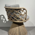 Chaise Flair O' Outdoor Monica Armani : cette chaise d’extérieur haut de gamme conçue par Monica Armani pour B&B Italia est une réinterprétation moderne et poétique de l’élégance rétro des années 60. Inspirée de l’icône Jackie O', elle présente une structure en tubes d’aluminium peints et un tressage en fibre de polypropylène couleur clay qui forme une silhouette fluide et enveloppante. Le dossier et l’assise sont agrémentés de coussins rembourrés en fibre de polyester avec traitement hydrofuge pour un confort optimal en extérieur. Avec son design doux et circulaire, elle offre une assise généreuse et une présence sculpturale raffinée. Véritable pièce de decoration haut de gamme, cette chaise outdoor séduit les décorateurs d’intérieur, ensembliers, décorateurs et architecte qui recherchent un mobilier extérieur à la fois esthétique, résistant et confortable. Bel Œil, spécialiste du mobilier haut de gamme, la présente dans ses showrooms. Vous cherchez une chaise d’extérieur design pour vos projets à Nice, Cannes, Monaco, Marseille ou Saint Tropez ? La Chaise Flair O' Outdoor Monica Armani répond parfaitement aux exigences des réalisations d’art et de decoration haut de gamme en extérieur. Le tressage polypropylène clay assure une excellente résistance aux UV, à l’humidité et au sel marin, tandis que les coussins hydrofuges maintiennent un confort moelleux même après une exposition prolongée. Bel Œil accompagne architectes, décorateurs et particuliers dans leurs projets d’aménagement extérieur sophistiqués. Nous excellons en tant qu’ensemblier et décorateur d’intérieur pour créer des espaces de vie d’exception en plein air. Découvrez l’art de la chaise outdoor design avec Bel Œil, votre référence à Marseille, Nice, Cannes, Monaco et Saint Tropez. Ce modèle B&B Italia incarne l’alliance parfaite entre la créativité sensuelle de Monica Armani et le savoir-faire italien en mobilier d’extérieur. Sa forme florale et son tressage délicat en font une chaise signature pour les terrasses, jardins et bord de piscine les plus élégants. Faites confiance à notre expertise en mobilier design haut de gamme, art de vivre et aménagement extérieur pour sublimer vos espaces avec une pièce à la fois rétro-moderne et hautement confortable.