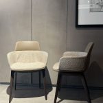 Chaise Barbican Chamberlin Powell Bon : cette chaise haut de gamme, conçue par les architectes Chamberlin, Powell & Bon pour Molteni&C, est un modèle iconique du design britannique des années 60 revisité avec raffinement. Sans accoudoirs, elle présente une coque en cuir Siria cat. S d’une grande noblesse et une assise rembourrée en tissu Kiwi cat. K doux et lumineux. Totalement déhoussable, elle offre une praticité remarquable tout en conservant une finition luxueuse. Le piètement en bois massif d’eucalyptus apporte une chaleur naturelle et une solidité exceptionnelle. Avec ses dimensions 48 / 57 x 55 x 47 / 81 H cm, cette chaise élégante et légère s’intègre parfaitement autour d’une table de salle à manger ou dans un espace de réception. Quatre exemplaires sont disponibles. Véritable pièce de decoration haut de gamme, elle séduit les décorateurs d’intérieur, ensembliers, décorateurs et architecte qui recherchent une chaise à la fois historique, confortable et contemporaine. Bel Œil, spécialiste du mobilier haut de gamme, la présente dans ses showrooms. Vous cherchez des chaises design sans accoudoirs pour vos projets à Nice, Cannes, Monaco, Marseille ou Saint Tropez ? La Chaise Barbican Chamberlin Powell Bon répond parfaitement aux exigences des réalisations d’art et de decoration haut de gamme. Le contraste entre le cuir Siria et le tissu Kiwi crée une harmonie subtile et raffinée, tandis que le piètement en eucalyptus massif ajoute une touche authentique. Bel Œil accompagne architectes, décorateurs et particuliers dans leurs projets d’aménagement intérieur sophistiqués. Nous excellons en tant qu’ensemblier et décorateur d’intérieur pour créer des espaces de vie d’exception. Découvrez l’art de la chaise design avec Bel Œil, votre référence à Marseille, Nice, Cannes, Monaco et Saint Tropez. Ce modèle Molteni&C incarne l’héritage architectural britannique allié au savoir-faire italien. Sa ligne épurée et son confort équilibré en font une chaise intemporelle et polyvalente. Faites confiance à notre expertise en mobilier design haut de gamme, art de vivre et aménagement pour sublimer vos salles à manger avec des pièces iconiques et de grande qualité.