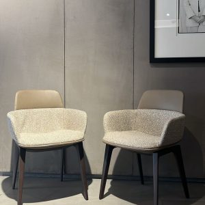 Chaise Barbican Chamberlin Powell Bon : chaise haut de gamme design par Chamberlin, Powell & Bon pour Molteni&C. Modèle sans accoudoirs avec coque cuir Siria cat. S, assise tissu Kiwi cat. K totalement déhoussable et piètement eucalyptus massif. Dimensions 48 / 57 x 55 x 47 / 81 H cm. Quatre exemplaires disponibles. Les décorateurs d’intérieur, ensembliers, décorateurs et architecte apprécient sa pureté architecturale et son confort raffiné. Bel Œil expose ces chaises dans son showroom de Marseille, spécialiste du mobilier haut de gamme. Elles subliment les salles à manger de Nice, Cannes, Monaco, Marseille et Saint Tropez. Bel Œil, ensemblier et décorateur d’intérieur de référence, met en scène des créations qui allient héritage britannique et excellence italienne. Vous recherchez des chaises sans accoudoirs élégantes et déhoussables ? La Chaise Barbican Chamberlin Powell Bon offre l’équilibre idéal entre design intemporel, confort et praticité. Le cuir Siria et le tissu Kiwi créent un contraste subtil et luxueux. Bel Œil accompagne vos projets à Marseille, Nice, Cannes, Monaco et Saint Tropez avec une sélection rigoureuse de mobilier haut de gamme. Architectes, décorateurs et particuliers font confiance à notre expertise pour des intérieurs d’exception. Découvrez ce modèle iconique avec Bel Œil, votre partenaire en design et art de vivre.