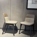 Chaise Barbican Chamberlin Powell Bon : icône du design britannique haut de gamme par Chamberlin, Powell & Bon pour Molteni&C. Chaise sans accoudoirs avec coque cuir Siria, assise tissu Kiwi déhoussable et piètement eucalyptus massif. Dimensions 48 / 57 x 55 x 47 / 81 H cm. Quatre exemplaires disponibles. Décorateurs d’intérieur, ensembliers, décorateurs et architecte la plébiscitent pour son élégance architecturale et sa polyvalence. Bel Œil à Marseille la met en valeur dans son showroom dédié au mobilier haut de gamme. Cette pièce embellit les intérieurs de Nice, Cannes, Monaco, Marseille et Saint Tropez. Bel Œil accompagne architectes, décorateurs et particuliers dans leurs projets de decoration sophistiquée. La Chaise Barbican Chamberlin Powell Bon offre une assise confortable et une présence intemporelle. Découvrez chez Bel Œil l’excellence Molteni en chaises haut de gamme. Nous sélectionnons les créations les plus raffinées pour une décoration haut de gamme. Faites appel à notre expertise en ensemblier et décorateur d’intérieur à Marseille. Nous intervenons à Nice, Cannes, Monaco et Saint Tropez. Cette chaise célèbre l’héritage architectural et le savoir-faire italien. Bel Œil, votre référence en mobilier design et art de vivre.