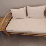 Ensemble Lounge Outdoor Kilt Marcello Ziliani : cet ensemble lounge outdoor haut de gamme signé Marcello Ziliani pour Roda combine un canapé et une table basse dans une harmonie parfaite de matières naturelles. Le canapé présente une structure en teck naturel robuste et élégante, agrémentée d’un tressage corde ronde couleur sable qui apporte légèreté et texture raffinée. Les coussins d’assise et de dossier en tissu Soft couleur Ivoire offrent une douceur luxueuse et un confort moelleux. La table basse, entièrement en teck naturel, mesure 71 x 71 x 35 H cm et complète idéalement l’ensemble avec sa forme carrée épurée. Dimensions du canapé : 130 x 76 x 38 / 66,5 H cm. Cet ensemble est conçu pour résister aux intempéries tout en conservant une esthétique chaleureuse et contemporaine. Véritable pièce de decoration haut de gamme, il séduit les décorateurs d’intérieur, ensembliers, décorateurs et architecte qui recherchent un mobilier outdoor à la fois durable, confortable et raffiné. Bel Œil, spécialiste du mobilier haut de gamme, le présente dans ses showrooms. Vous cherchez un ensemble lounge en teck et corde sable pour vos projets à Nice, Cannes, Monaco, Marseille ou Saint Tropez ? L’Ensemble Lounge Outdoor Kilt Marcello Ziliani répond parfaitement aux exigences des réalisations d’art et de decoration haut de gamme en extérieur. Le teck naturel développe une belle patine au fil du temps tandis que la corde ronde sable crée un jeu de textures léger et moderne. Les coussins Soft Ivoire ajoutent une touche lumineuse et invitante. Bel Œil accompagne architectes, décorateurs et particuliers dans leurs projets d’aménagement extérieur sophistiqués. Nous excellons en tant qu’ensemblier et décorateur d’intérieur pour créer des espaces de vie d’exception en plein air. Découvrez l’art du mobilier lounge outdoor avec Bel Œil, votre référence à Marseille, Nice, Cannes, Monaco et Saint Tropez. Cet ensemble Roda incarne l’alliance parfaite entre la vision créative de Marcello Ziliani et le savoir-faire italien en matériaux nobles. Sa composition chaleureuse et sa modularité visuelle en font un ensemble signature pour les terrasses, jardins et bord de piscine les plus élégants. Faites confiance à notre expertise en mobilier design haut de gamme, art de vivre et aménagement extérieur pour sublimer vos espaces avec une création à la fois naturelle et hautement raffinée.