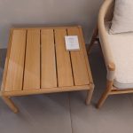 Ensemble Lounge Outdoor Kilt Marcello Ziliani : icône du design italien haut de gamme signée Marcello Ziliani pour Roda. Ensemble composé d’un canapé teck naturel avec corde sable et coussins Soft Ivoire, ainsi qu’une table basse teck 71 x 71 x 35 H cm. Parfait pour l’extérieur, il allie robustesse et raffinement. Décorateurs d’intérieur, ensembliers, décorateurs et architecte le plébiscitent pour sa polyvalence et son caractère chaleureux. Bel Œil à Marseille le met en valeur dans son showroom dédié au mobilier haut de gamme. Cet ensemble embellit les terrasses des résidences de Nice, Cannes, Monaco, Marseille et Saint Tropez. Bel Œil accompagne architectes, décorateurs et particuliers dans leurs projets de decoration extérieure sophistiquée. L’Ensemble Lounge Outdoor Kilt Marcello Ziliani offre un confort généreux et une ambiance naturelle. Découvrez chez Bel Œil l’excellence Roda en mobilier outdoor. Nous sélectionnons les créations les plus raffinées pour une décoration haut de gamme. Faites appel à notre expertise en ensemblier et décorateur d’intérieur à Marseille. Nous intervenons à Nice, Cannes, Monaco et Saint Tropez. Cet ensemble célèbre la beauté du teck et l’élégance du tressage. Bel Œil, votre référence en mobilier design et art de vivre outdoor.