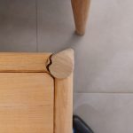 Ensemble Lounge Outdoor Kilt Marcello Ziliani : ensemble lounge haut de gamme design contemporain par Marcello Ziliani pour Roda. Canapé structure teck naturel avec corde ronde sable et coussins tissu Soft Ivoire, accompagné d’une table basse teck 71 x 71 x 35 H cm. Cet ensemble outdoor offre un confort généreux et une esthétique chaleureuse. Les décorateurs d’intérieur, ensembliers, décorateurs et architecte apprécient sa résistance aux intempéries et son raffinement naturel. Bel Œil expose cet ensemble dans son showroom de Marseille, spécialiste du mobilier haut de gamme. Il sublime les terrasses et jardins de Nice, Cannes, Monaco, Marseille et Saint Tropez. Bel Œil, ensemblier et décorateur d’intérieur de référence, met en scène des créations qui allient matériaux nobles et design contemporain. Vous recherchez un ensemble lounge en teck et corde sable ? L’Ensemble Lounge Outdoor Kilt Marcello Ziliani offre l’équilibre idéal entre confort moelleux, durabilité et élégance naturelle. Le teck naturel et la corde sable créent une texture riche tandis que les coussins Ivoire apportent luminosité. Bel Œil accompagne vos projets à Marseille, Nice, Cannes, Monaco et Saint Tropez avec une sélection rigoureuse de mobilier haut de gamme. Architectes, décorateurs et particuliers font confiance à notre expertise pour des extérieurs d’exception. Découvrez cet ensemble harmonieux avec Bel Œil, votre partenaire en design et art de vivre extérieur.