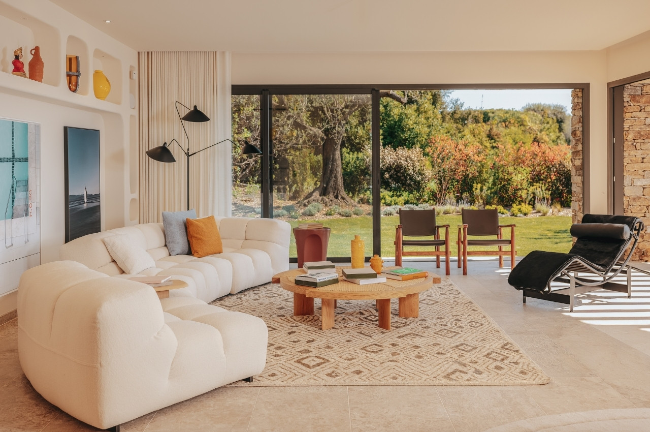 Bel Oeil Saint-Tropez OREKA B&B Italia Cassina LC4 table Rio