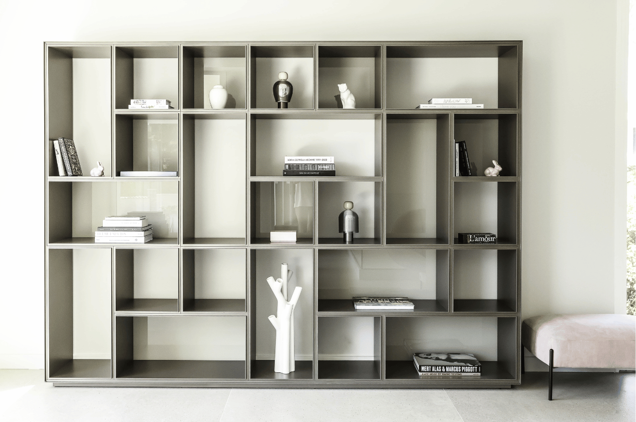 Cette composition de mobilier Rimadesio prend place dans l’un des espaces de la Maison Carry, projet résidentiel réalisé à Marseille par les équipes de Bel Œil. Pensée comme une solution de rangement à la fois fonctionnelle et décorative, elle reprend le langage très épuré de la marque italienne avec une association d’aluminium et de verre. La sobriété des lignes permet au mobilier de s’intégrer facilement à l’architecture intérieure et de dialoguer avec les autres pièces choisies pour cette maison contemporaine de la Côte Bleue. Rimadesio est particulièrement appréciée pour cette capacité à proposer des solutions personnalisables, avec un choix important de coloris, de finitions et de configurations. Pour Maison Carry, cette liberté a permis aux clients de créer un intérieur cohérent sans tomber dans un ensemble trop uniforme. Bel Œil Marseille a accompagné cette recherche d’équilibre entre design, confort et personnalité. Le mobilier Rimadesio devient ainsi une partie intégrante du projet de décoration intérieure, au même titre que les volumes, les matériaux et les autres éléments d’ameublement. Cette réalisation montre comment un rangement design peut structurer un espace tout en conservant une grande légèreté visuelle.