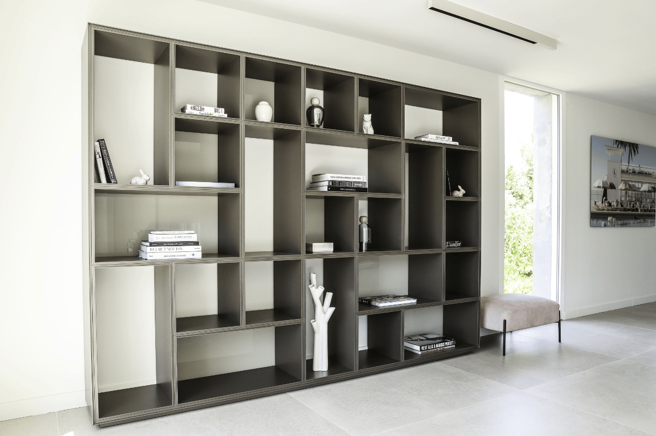 Cette vue de la Maison Carry met en évidence le travail de composition réalisé autour des rangements et du mobilier Rimadesio. Située près de Marseille, sur la Côte Bleue, cette maison contemporaine a été accompagnée par l’équipe de Bel Œil Marseille dans une recherche d’aménagement intérieur sobre, élégant et parfaitement cohérent. Les différents éléments de rangement ont été sélectionnés pour leurs proportions, leurs matériaux et leur capacité à dialoguer avec le reste du mobilier. Rimadesio développe depuis plusieurs décennies un véritable langage autour du verre et de l’aluminium, matériaux qui permettent ici de créer des meubles légers visuellement tout en offrant de nombreuses possibilités de personnalisation. Les clients, déjà sensibles à l’univers de la marque italienne, souhaitaient retrouver cette esthétique dans plusieurs espaces de leur maison. Bel Œil les a accompagnés dans cette démarche afin que les différentes pièces Rimadesio puissent s’intégrer naturellement dans un intérieur qui reste avant tout une maison à vivre. Cette réalisation Maison Carry illustre ainsi une approche du mobilier design qui dépasse la simple sélection de produits : chaque élément participe à une composition d’ensemble, pensée autour de l’architecture, des usages, de la lumière et de la personnalité des occupants.